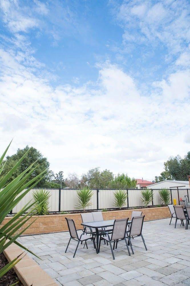 Charleville Motel Екстериор снимка